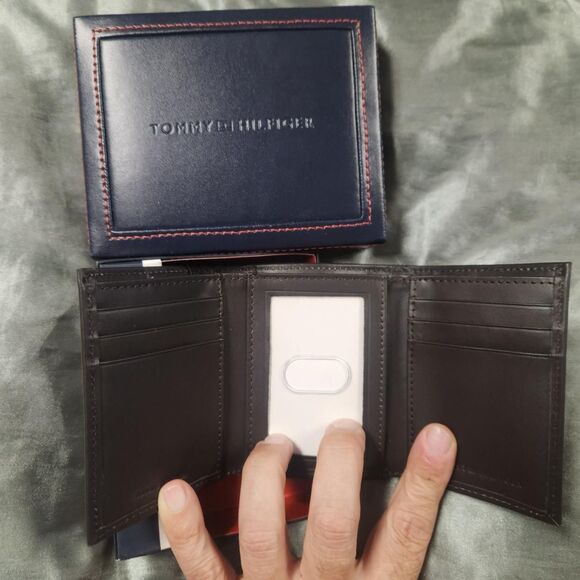 Tommy Hilfiger Men's Brown Wallet - Picture 2 of 5